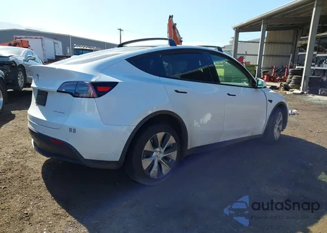 2022 Tesla Model Y Long Range Dual Motor All-Wheel Drive z USA, uszkodzony, nr VIN 7SAYGAEE5NF520411